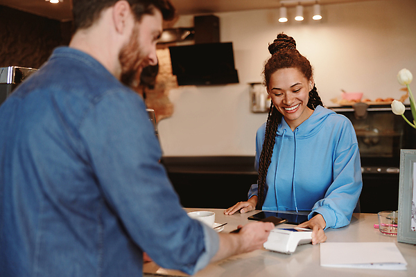 포토 JPG 해외이미지 여자 남자 커피 모바일 휴식 실내 두명 컵 스마트폰 핸드폰 판매 요식업 카페 바 구매 웨이트리스 계산대 고객 서비스 주기 만들기 서빙 바텐더 바리스타 질서 카페테리아 다민족 해외202309 해외포토 직업 식기 산업 음료 컨셉 모션 사람 내부 전자제품 스마트기기 쇼핑 상점 예절 종업원 파일형식