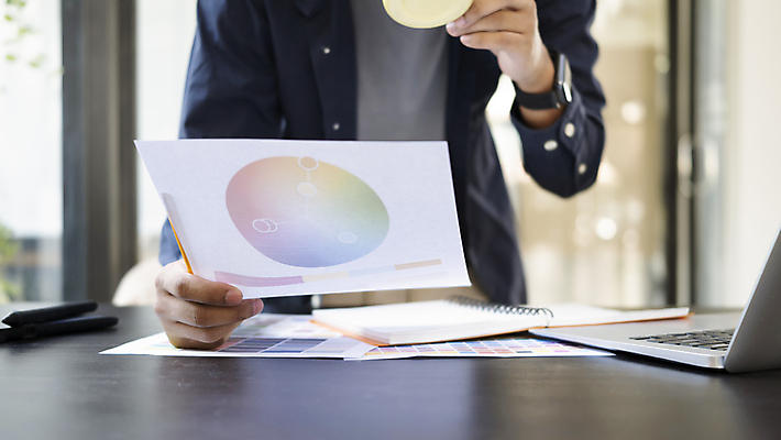 포토 JPG 해외이미지 남자 한명 들기 상반신 성인 노트북 사무실 연필 머그컵 업무 디자이너 스프링노트 컬러리스트 성인남자한명만 해외202309 해외포토 컬러칩 직업 1 비즈니스 모션 학용품 사람 컵 전자제품 필기구 공책 작업 남자한명만 성인남자만 파일형식