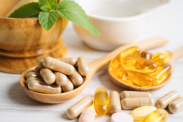 포토 JPG 해외이미지 건강 사람없음 알약 약 숟가락 허브 유기농 절구 절구방아 해외202309 해외포토 식물 웰빙 의학 수저 도구 파일형식