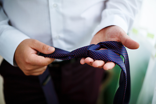 포토 JPG 해외이미지 남자 신랑 결혼 결혼식 넥타이 한명 들기 상반신 성인 앞모습 축하 준비 성인남자한명만 해외202309 해외포토 1 잡화 뷰포인트 컨셉 모션 사람 이벤트 남자한명만 성인남자만 파일형식