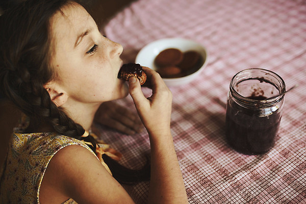 포토 JPG 해외이미지 열매 딸 어린이 음식 빵 다이어트 과일 재료 유리 탁자 딸기 디저트 주택 샌드위치 건강 요리 한명 사람 주방 항아리 달콤 맛 아침식사 잼 먹기 블루베리 산딸기 건강식 내추럴 마멀레이드 핸드메이드 맛있는 해외202309 해외포토 식물 1 가구 컨셉 가족 모션 재질 건물 식사 도자기 소스_음식 파일형식