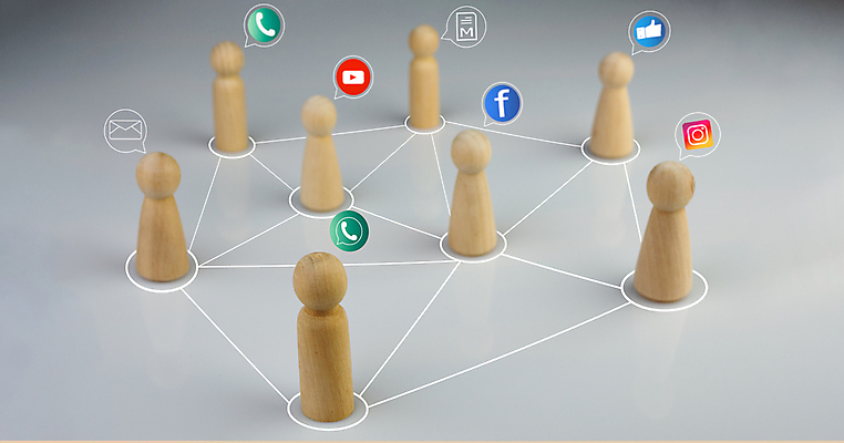 포토 JPG 해외이미지 행복 감정 컨셉 인터넷 비즈니스 통신 사랑 사람 사람없음 10대 가로 노트북 스마트폰 핸드폰 디지털 자료 우정 관찰 네트워크 그룹 연결 사이버 커뮤니티 나눔 획득 온라인 공유 이모티콘 마케팅 소셜 소셜미디어 생존 해외202309 해외포토 모션 청소년 친구 전자제품 스마트기기 파일형식