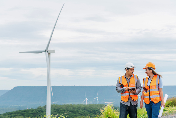 포토 JPG 해외이미지 여자 남자 들기 상반신 성인 야외 두명 태블릿 엔지니어 숲 안전모 풍력발전소 안전조끼 성인만 해외202309 해외포토 모션 사람 전자제품 스마트기기 발전소 기술자 풍력에너지 헬멧 안전장비 파일형식