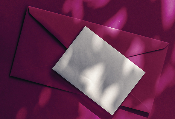 포토 JPG 해외이미지 종이 편지봉투 그림자 사람없음 햇빛 그늘 자주색 감성 카피스페이스 해외202309 해외포토 컬러 컨셉 봉투 태양 공백 편지 파일형식