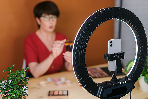 포토 해외이미지 여자 중년 전등 실내 한명 상반신 앞모습 스마트폰 화장 화장용품 방송 화장대 과정 리뷰 소셜네트워크 중년여자한명만 크리에이터 뷰티크리에이터 1인미디어 영상촬영 해외202309 해외포토 직업 1 뷰포인트 가구 컨셉 조명 사람 성인 내부 핸드폰 스마트기기 뷰티 촬영 미용용품 여자한명만 중년여자만 파일형식