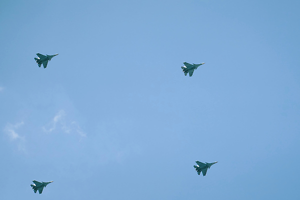 포토 JPG 해외이미지 무기 하늘 휴가 비행기 이벤트 사람없음 파란색 축제 힘 공백 공연 그룹 역사 공군 항공 속도 군용 전쟁 러시아 제트기 육군 보여주기 우주산업 애국심 에어쇼 곡예비행 대패 러시아인 스모그 폭격기 필승 카피스페이스 해외202309 해외포토 서양인 유럽 산업 컬러 항공교통 모션 대중교통 군대 우주 비행 우승 쇼 파일형식