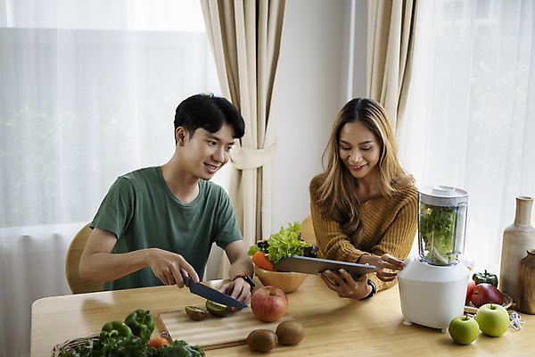 포토 JPG 해외이미지 라이프스타일 부부 응시 여자 남자 채소 탁자 남편 도마 들기 상반신 성인 두명 앞모습 태블릿 식사 아내 사과 자르기 믹서 채식 식칼 성인만 해외202309 해외포토 커플 시선 뷰포인트 가구 과일 모션 주방용품 사람 생활 전자제품 스마트기기 파일형식