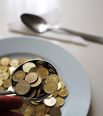 포토 JPG 해외이미지 접시 음식 컨셉 돈 비즈니스 탁자 사람없음 금융 동전 식사 재산 칼 먹기 점심식사 용돈 해외202309 해외포토 식기 가구 모션 경제 파일형식