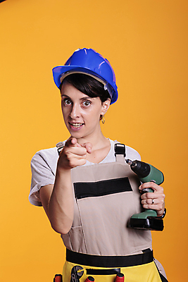 포토 JPG 해외이미지 여자 한명 들기 상반신 성인 앞모습 가리킴 안전모 건축가 건축업자 전동드릴 성인여자한명만 해외포토 직업 1 건축 뷰포인트 모션 사람 손짓 헬멧 안전장비 드릴 여자한명만 성인여자만 파일형식