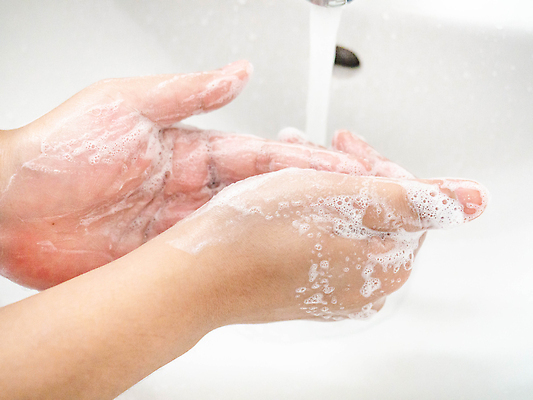 포토 JPG 해외이미지 손 남자 손가락 건강 병원 사람 사람없음 물 거품 욕실 업무 뜨거움 바이러스 보호 위생 씻기 빨래 청소 싱크대 화장실 예방 비누 닦기 박테리아 돌봄 위생관리 인플루엔자 전염병 스플래쉬 코로나바이러스 해외202309 해외포토 자연요소 컨셉 가사 의학 모션 관리 신체부위 위생용품 청결 작업 질병 개수대 파일형식