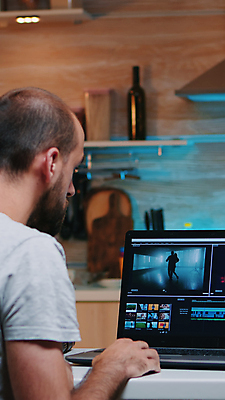 포토 JPG 해외이미지 남자 실내 한명 상반신 성인 그래픽 모니터 그래픽디자이너 성인남자한명만 영상편집 해외202309 해외포토 1 사람 내부 컴퓨터 디자이너 남자한명만 성인남자만 파일형식