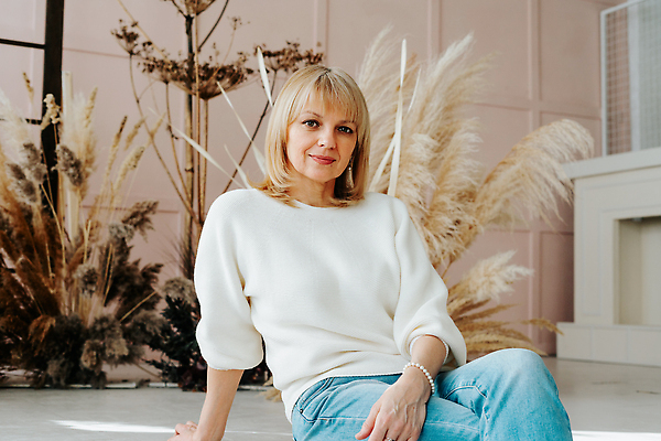 포토 JPG 해외이미지 식물 라이프스타일 디자인 여자 꽃 꽃다발 백그라운드 잎 가사 꽃무늬 가정 자연 휴식 아파트 주택 건조 실내 창조 한명 사람 성인 내부 장식 파란색 뷰티 꽃병 방 흰색 청바지 스웨터 꽃집 허브 주부 리빙 내추럴 스타일 해외202309 해외포토 1 컬러 컨셉 상의 무늬 바지 건물 생활 상점 생태계 파일형식