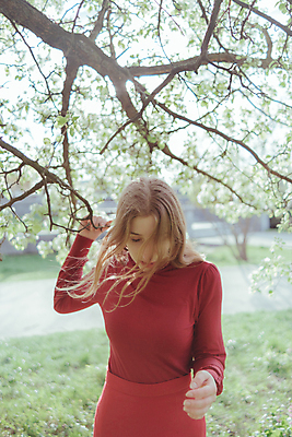 포토 JPG 해외이미지 나무 식물 라이프스타일 긴머리 드레스 공원 여자 꽃 백그라운드 자연 한명 야외 빨간색 초록색 금발 태양 뷰티 맑음 봄 벚꽃 표현 신선 냄새 아로마테라피 우크라이나 펠트 스타일 해외202309 해외포토 자연요소 1 헤어스타일 옷 계절 공공시설 유럽 컬러 날씨 사람 생활 생태계 테라피 파일형식 천_직물