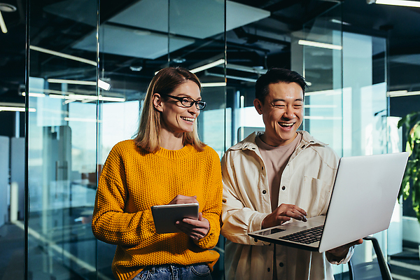 포토 JPG 해외이미지 여자 남자 안경 회사 함께함 들기 정장 상반신 성인 두명 옆모습 노트북 비즈니스맨 비즈니스우먼 동료 성인만 해외202309 해외포토 잡화 옷 뷰포인트 컨셉 비즈니스 관계 모션 사람 전자제품 직장인 파일형식