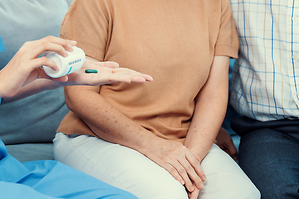 포토 JPG 해외이미지 여자 노년 남자 실내 앉기 동양인 상반신 성인 앞모습 치료 세명 실버라이프 알약 건강관리 환자 간호사 약병 주기 간병인 노후건강 돌봄 돌봄서비스 해외202309 해외포토 직업 라이프스타일 뷰포인트 의학 모션 건강 관리 사람 인종 내부 노후 약 의료진 서비스 병_담는 파일형식