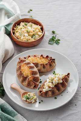 포토 JPG 해외이미지 접시 음식 핀란드 요리 사람없음 갈색 쿠키 계란 식사 저녁식사 흰색 신선 맛 아침식사 굽기 페스츄리 호밀 맛있는 해외202309 해외포토 식기 빵 컬러 컨셉 디저트 곡류 북유럽 알 구이 파일형식