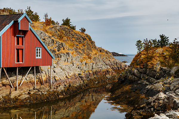 포토 JPG 해외이미지 유럽 호수 바다 여행 자연 하늘 휴가 산 주택 항해 파노라마 노르웨이 풍경 사람없음 야외 초록색 물 파란색 뷰티 반사 바위 클래식 언덕 암초 슬로프 내추럴 뿌연 스칸디나비아 해외202309 해외포토 자연요소 나라 컬러 컨셉 배_교통 스키장 촬영기법 건물 돌_바위 생태계 파일형식