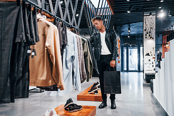 포토 JPG 해외이미지 전신 남자 신발 실내 한명 들기 정장 성인 앞모습 쇼핑 쇼핑백 전시 고급 남성복 옷가게 부티크 옷고르기 성인남자한명만 해외202309 해외포토 1 옷 뷰포인트 컨셉 가방 모션 사람 내부 상점 남자한명만 성인남자만 파일형식