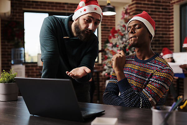 포토 JPG 해외이미지 남자 크리스마스 겨울 산타모자 회의 직장 손짓 상반신 성인 두명 앞모습 노트북 사무실 가리킴 업무 비즈니스맨 책상 동료 고민 성인남자만 해외202309 해외포토 모자_잡화 계절 기념일 감정 뷰포인트 가구 회사 비즈니스 관계 모션 사람 전자제품 작업 직장인 남자만 성인만 파일형식