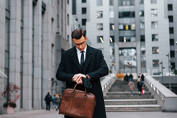 포토 JPG 해외이미지 남자 안경 서류가방 한명 들기 정장 상반신 성인 앞모습 도시 직장인 비즈니스맨 스마트 확인 스마트워치 성인남자한명만 해외포토 직업 1 잡화 옷 뷰포인트 컨셉 가방 비즈니스 모션 사람 스마트기기 웨어러블 남자한명만 성인남자만 파일형식