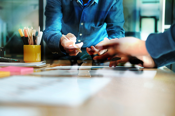포토 JPG 해외이미지 직업 남자 비즈니스 탁자 아이디어 직장 사람 두명 금융 컴퓨터 사무실 펜 자료 업무 작업 비즈니스맨 작업실 토론 분석 상담 경영자 문서 투자 리뷰 투자자 프로젝트 해외202309 해외포토 가구 컨셉 회사 경제 전자제품 필기구 직장인 리더 파일형식
