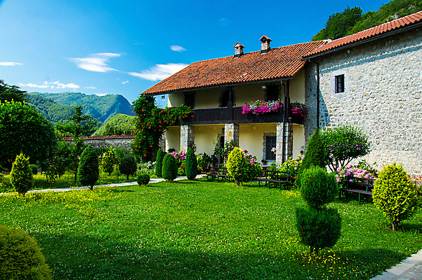 포토 JPG 해외이미지 전통 외관 공원 꽃 유럽 종교 벽 여행 건축양식 창문 자연 하늘 산 주택 사람없음 야외 건물 초록색 강 뷰티 교회 마을 정원 계곡 흰색 사찰 중세 역사 9월 수도원 산악지대 랜드마크 몬테네그로 발칸반도 옛날 해외202309 해외포토 식물 건축물 공공시설 건축 나라 컬러 종교건축 날짜 생태계 파일형식