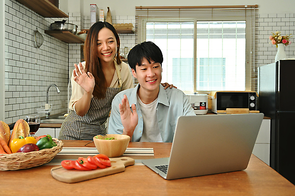 포토 JPG 해외이미지 라이프스타일 부부 여자 남자 탁자 남편 상반신 성인 두명 앞모습 노트북 손들기 주방 아내 손인사 화상통화 성인만 해외202309 해외포토 커플 뷰포인트 가구 모션 사람 생활 전자제품 인사 통화 파일형식