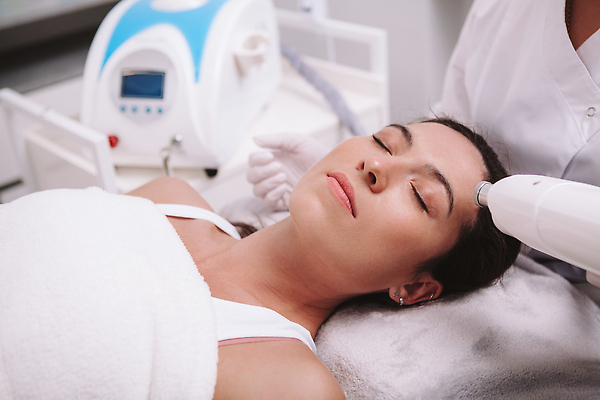 포토 JPG 해외이미지 직업 여자 얼굴 건강 병원 안전 두명 치료 뷰티 상점 스파 화장품 장비 의사 기구 미용사 소중 피부 서비스 피부관리 닦기 여드름 순서 삭제 바디케어 이마 제모 치료사 흉터 해외202309 해외포토 컨셉 의학 모션 사람 신체부위 의료진 상처 파일형식