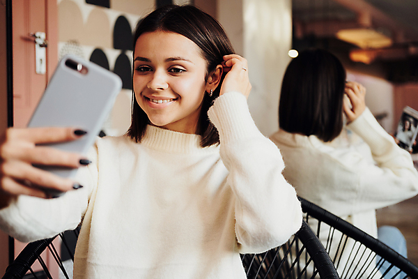 포토 JPG 해외이미지 백인 여자 갈색머리 한명 사람 스마트폰 뷰티 상점 셀프카메라 고객 해외202309 해외포토 서양인 1 헤어스타일 핸드폰 스마트기기 사진촬영 파일형식