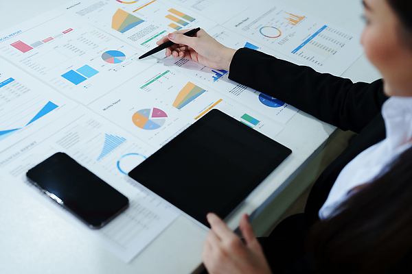 포토 JPG 해외이미지 직업 손 종이 백그라운드 컨셉 돈 회사 비즈니스 한명 내부 가로 금융 경제 숫자 동전 비즈니스우먼 확대 구매 상담원 분석 명상 보고서 문서 투자 수익 시트 회계 빚 계좌 세금 수입 제어 프로젝트 회계사 해외202309 해외포토 문자 1 여자 사람 신체부위 쇼핑 직장인 사무원 재산 파일형식