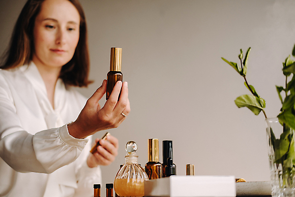 포토 JPG 해외이미지 여자 한명 상반신 성인 화장품 오일 아로마테라피 테라피 에센스 성인여자한명만 해외202309 해외포토 1 음식 사람 뷰티 여자한명만 성인여자만 파일형식