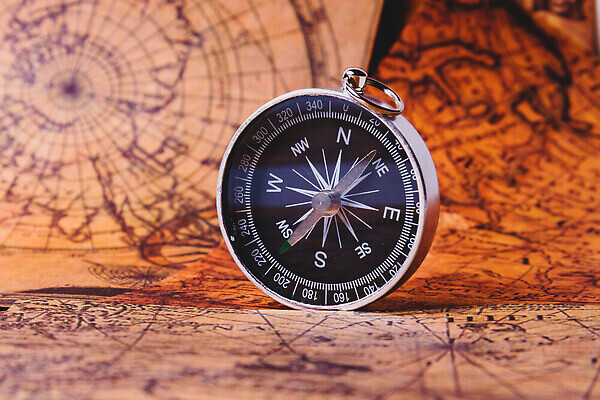 포토 JPG 해외이미지 라이프스타일 응시 여행 지도 가이드 배낭 자연 사람 사람없음 야외 여행객 트래킹 하이킹 탐험 나침반 방향 모험가 북쪽 네비게이션 오리엔테이션 하이커 해외202309 해외포토 직업 시선 가방 레저 생활 생태계 파일형식