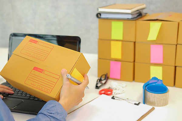 포토 JPG 해외이미지 손 안경 신체부위 노트북 상자 펜 공책 메모지 끈 책상 준비 테이프 분류 서류판 해외202309 해외포토 잡화 가구 문구용품 사람 전자제품 필기구 사무용품 파일형식