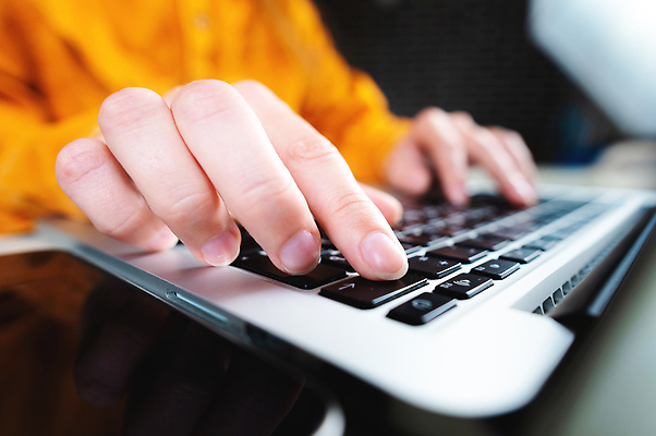 포토 JPG 해외이미지 직업 학생 여자 백그라운드 컨셉 인터넷 비즈니스 사업가 통신 손가락 탁자 직장 실내 관리 사람 앉기 사람없음 노트북 컴퓨터 사무실 모니터 공책 정보 타이핑 키보드 작업 무선전화기 오브젝트 싱글 언론 온라인 해외202309 해외포토 손 가구 회사 모션 문구용품 내부 전자제품 전화기 파일형식