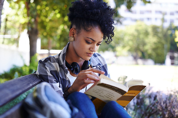 포토 JPG 해외이미지 여자 여유 벤치 가방 자연 한명 앉기 상반신 성인 앞모습 책 독서 귀걸이 헤드셋 성인여자한명만 해외202309 해외포토 1 잡화 감정 뷰포인트 음향기기 의자 장신구 모션 사람 헤드폰 생태계 여자한명만 성인여자만 파일형식