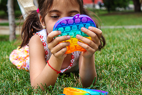 포토 JPG 해외이미지 여자 어린이 엎드리기 휴식 한명 잔디 상반신 장난감 누름 즐거움 무지개색 소녀만 소녀한명만 푸시팝 해외포토 식물 1 감정 컨셉 모션 사람 컬러풀 여자만 여자한명만 어린이만 파일형식