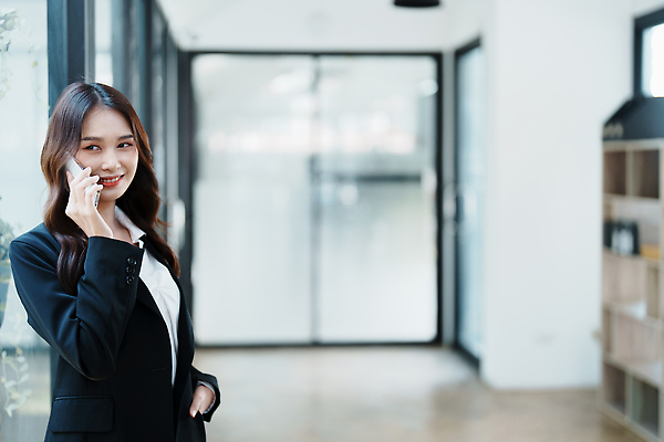 포토 JPG 해외이미지 직업 라이프스타일 손 여자 백그라운드 컨셉 인터넷 비즈니스 통신 성공 모바일 실내 대화 한명 사람 성인 가로 노트북 스마트폰 핸드폰 컴퓨터 사무실 디지털 공책 잡기 업무 작업 비즈니스우먼 메시지 연결 토론 사이버 무선전화기 스마트 문서 온라인 프리랜서 카피스페이스 해외202309 해외포토 1 모션 문구용품 말하기 내부 생활 신체부위 전자제품 스마트기기 공백 직장인 전화기 파일형식