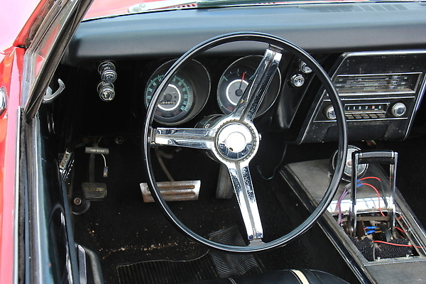 포토 JPG 해외이미지 이동 컨셉 교통시설 자동차 버튼 사람없음 내부 금속 검은색 운전 수확 바퀴 클래식 고급 가죽 오브젝트 오픈카 복고 계기판 옛날 자동 철강 스타일 해외202309 해외포토 육상교통 컬러 교통 농업 모션 승용차 재질 시설 파일형식