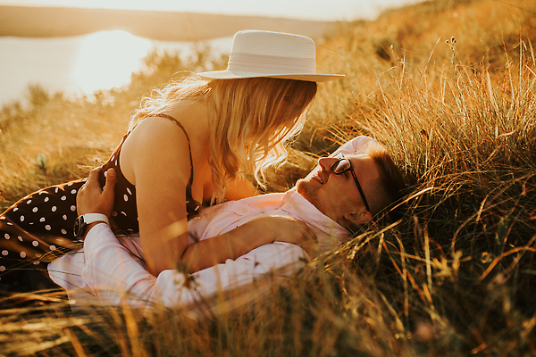 포토 JPG 해외이미지 커플 여자 남자 행복 실루엣 신랑 2 밭 데이트 가족 관계 포옹 자연 하늘 남편 휴가 키스 함께함 관리 사랑 사람 성인 야외 두명 빛 태양 일몰 산책 낭만 시골 잡기 아내 유혹 약혼 힙스터 해외202309 해외포토 자연요소 패션 감정 결혼 컨셉 농업 안기 모션 휴식 촬영기법 노을 애정표현 생태계 약속 파일형식