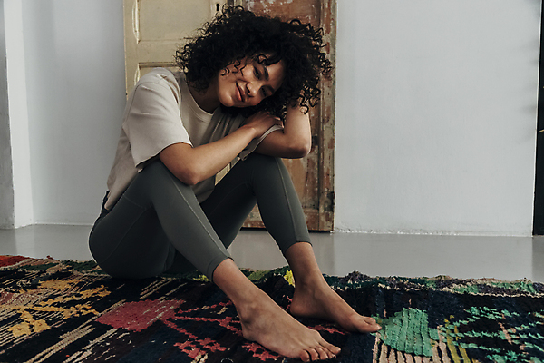 포토 JPG 해외이미지 주간 1 라이프스타일 헤어스타일 응시 옷 행복 스포츠 흑인 생각 청소년 휴식 바닥 아파트 실내 건강 한명 사람 앉기 내부 희망 고요 기쁨 방 편안함 명상 다인종 히스패닉 혼자 카피스페이스 해외202309 해외포토 자연요소 서양인 시선 감정 컨셉 모션 주택 인종 생활 공백 감각 파일형식