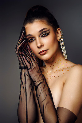 포토 JPG 해외이미지 백인 여자 얼굴 장갑 화살 갈색머리 관리 미술 한명 뷰티 유행 귀걸이 검은색 화장품 립스틱 화려 고급 우아함 닫기 은색 보석 속눈썹 피부 입술 아이섀도 형광펜 돌봄 스타일 세련 해외202309 해외포토 서양인 1 헤어스타일 잡화 컬러 컨셉 장신구 모션 문화예술 사람 신체부위 펜 광석 눈썹 파일형식