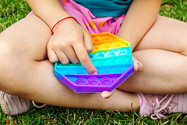 포토 JPG 해외이미지 손 여자 어린이 휴식 한명 잔디 신체부위 장난감 하반신 누름 즐거움 가부좌 무지개색 소녀만 소녀한명만 푸시팝 해외포토 식물 1 감정 컨셉 모션 사람 앉기 컬러풀 여자만 여자한명만 어린이만 파일형식