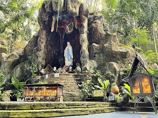포토 JPG 해외이미지 식물 전통 꽃 기독교 종교 문화 여행 건축양식 자연 사람 동양인 사람없음 야외 조각상 뷰티 정원 기도 예수 동굴 집중 인도네시아 신성 묵주 랜드마크 해외202309 해외포토 건축 아시아 컨셉 종교용품 인종 조형물 신_종교 생태계 파일형식