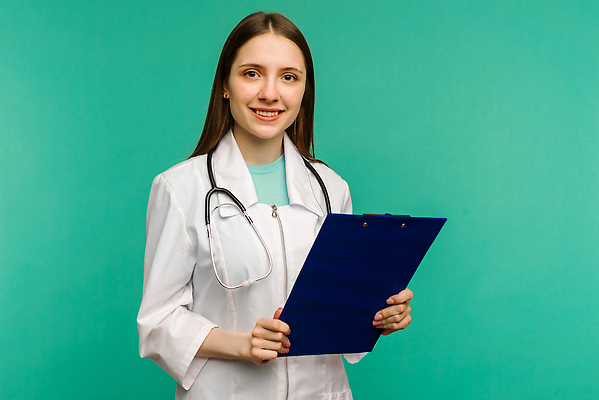 포토 JPG 해외이미지 백인 직업 학생 응시 여자 행복 백그라운드 청진기 성공 건강 병원 실험 한명 서기 미소 사람 뷰티 약 카메라 검은색 환자 간호사 의사 코트 흰색 업무 씻기 자르기 과학자 보고서 문서 외과 고립 서류판 해외202309 해외포토 서양인 1 시선 감정 컬러 과학 컨셉 의학 의료기기 모션 표정 전자제품 사무용품 청결 외투 의료진 작업 학자 파일형식