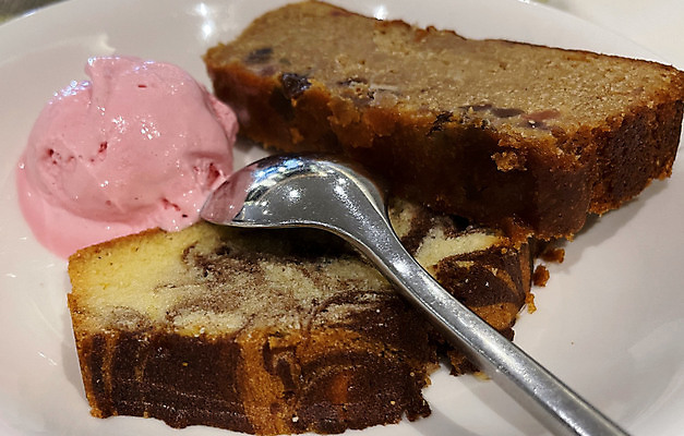 포토 JPG 해외이미지 전통 접시 음식 분홍색 조각 과일 딸기 아이스크림 디저트 건강 사람없음 갈색 노란색 과자 케이크 초콜릿 식사 빵집 견과류 흰색 신선 달콤 아침식사 자르기 굽기 묘사 슬라이스 대리석 아몬드 파운드 코코아 스펀지 바닐라 크랜베리 페스츄리 핸드메이드 맛있는 해외202309 해외포토 식기 열매 음료 빵 컬러 돈 재료 모션 상점 맛 구이 파일형식