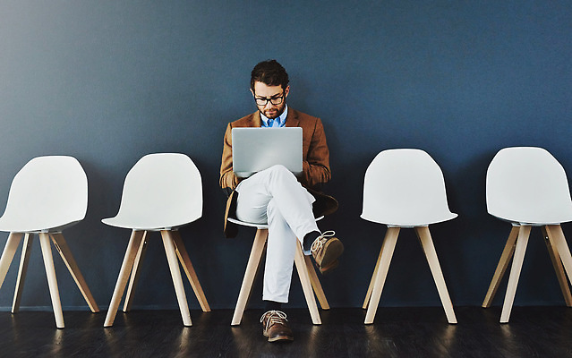 포토 JPG 해외이미지 전신 남자 의자 비즈니스 한명 앉기 성인 노트북 다리꼬기 집중 성인남자한명만 안경낌 해외202309 해외포토 1 안경 가구 컨셉 모션 사람 전자제품 남자한명만 성인남자만 파일형식