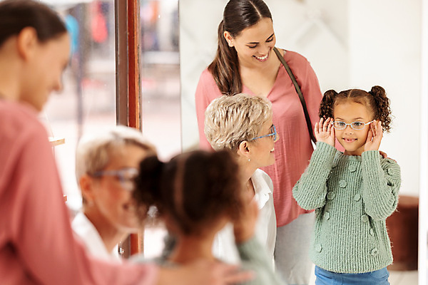 포토 JPG 해외이미지 응시 여자 안경 어린이 엄마 상반신 성인 세명 반사 거울 안경점 검안사 여자만 안경낌 해외202309 해외포토 직업 시선 잡화 가족 사람 상점 파일형식 안경사