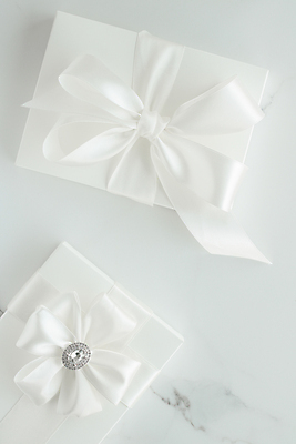 포토 JPG 해외이미지 리본 포장 사람없음 선물상자 흰색 오브젝트 대리석 해외202309 해외포토 컬러 재료 선물 상자 파일형식