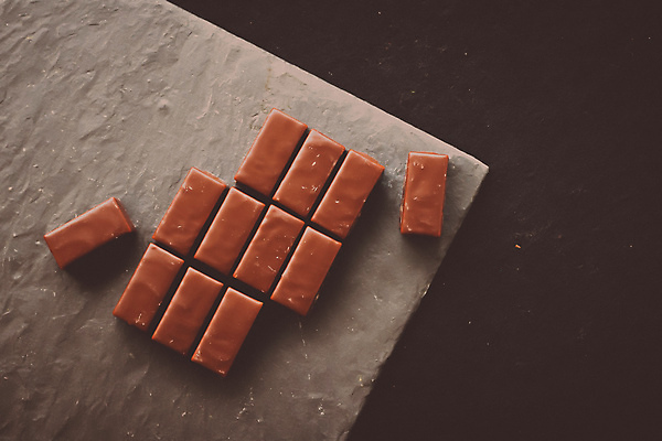 포토 JPG 해외이미지 조각 디저트 사람없음 하이앵글 갈색 초콜릿 돌판 해외포토 음식 뷰포인트 컬러 돌_바위 파일형식