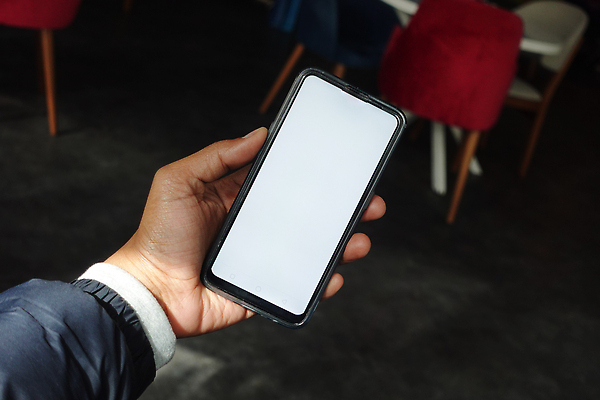 포토 JPG 해외이미지 손가락 탁자 실내 사람없음 스크린 카페 터치 잡기 메시지 연결 전화기 스마트 전자 부름 문자메시지 소셜 터치스크린 1인칭시점 인터랙티브 해외202309 해외포토 손 시선 가구 컨셉 모션 내부 상점 파일형식